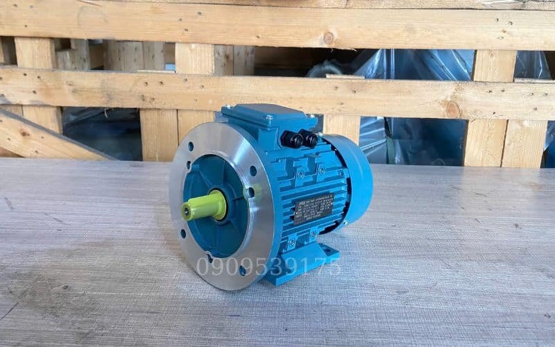 Cách tăng tuổi thọ cho động cơ điện bằng việc lau chùi, vệ sinh bụi bẩn