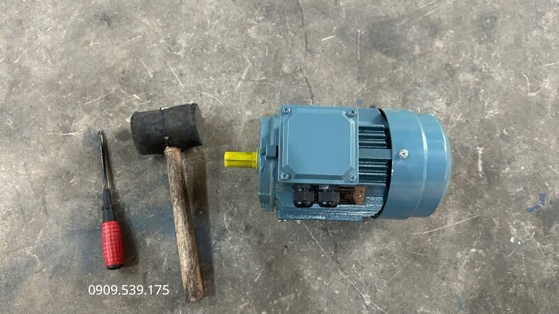 Dụng cụ cần chuẩn bị để tháo lắp quạt motor.