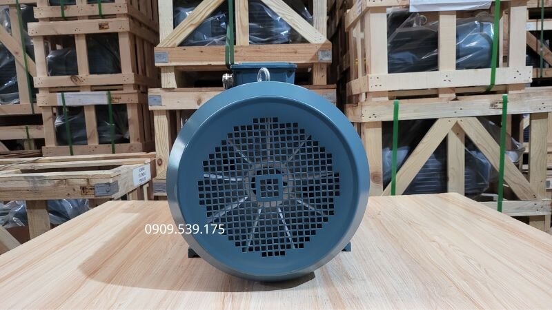 Cánh quạt bị nứt, gãy do vật cứng rơi vào hoặc do va đập khi vận chuyển.
