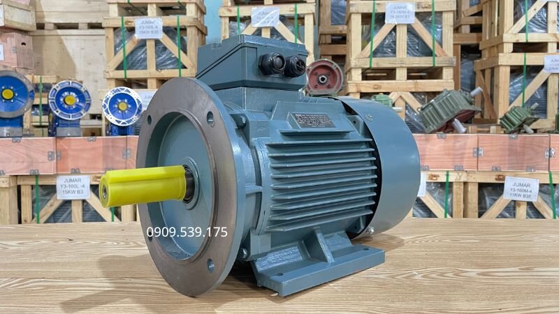 Kỹ thuật dùng bình CO2 dập tắt gốc lửa tại hộp cực, tuyệt đối không dùng nước để tránh phóng điện.