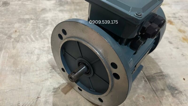 Tuyệt đối không dùng búa sắt đóng trực tiếp để tránh làm hỏng trục và vòng bi