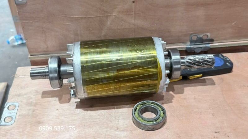 Cách tách rời rotor khỏi stator và đặt trên bệ đỡ để chuẩn bị cho quá trình tháo lắp cơ khí