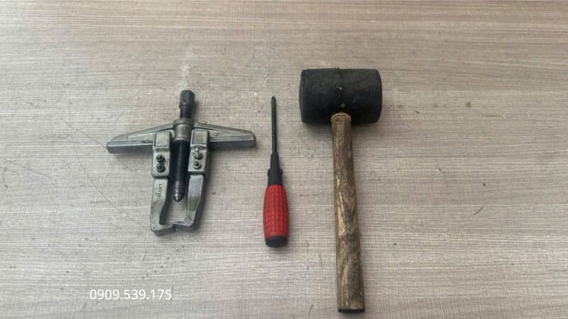 Các biểu hiện hư hỏng vật lý như tiếng kêu lạ, rung lắc hoặc nhiệt độ tăng cao tại đầu trục