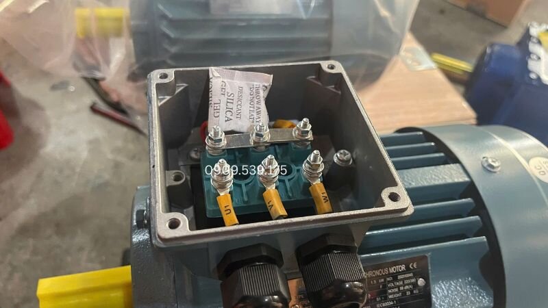 Túi hút ẩm bên trong động cơ điện.