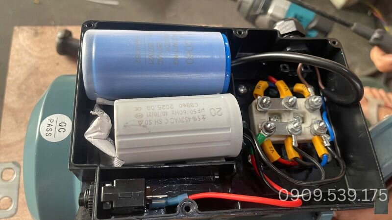 Túi hút ẩm trong hộp cực để làm gì? Hấp thụ hơi nước, chống rỉ sét cọc đồng và duy trì điện trở.